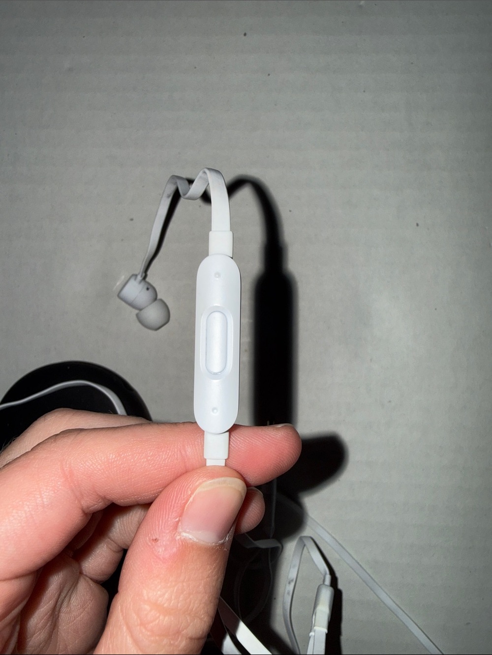 Beats by Dre White Wired Earbuds with Black Carrying Case - Picture 4 of 6